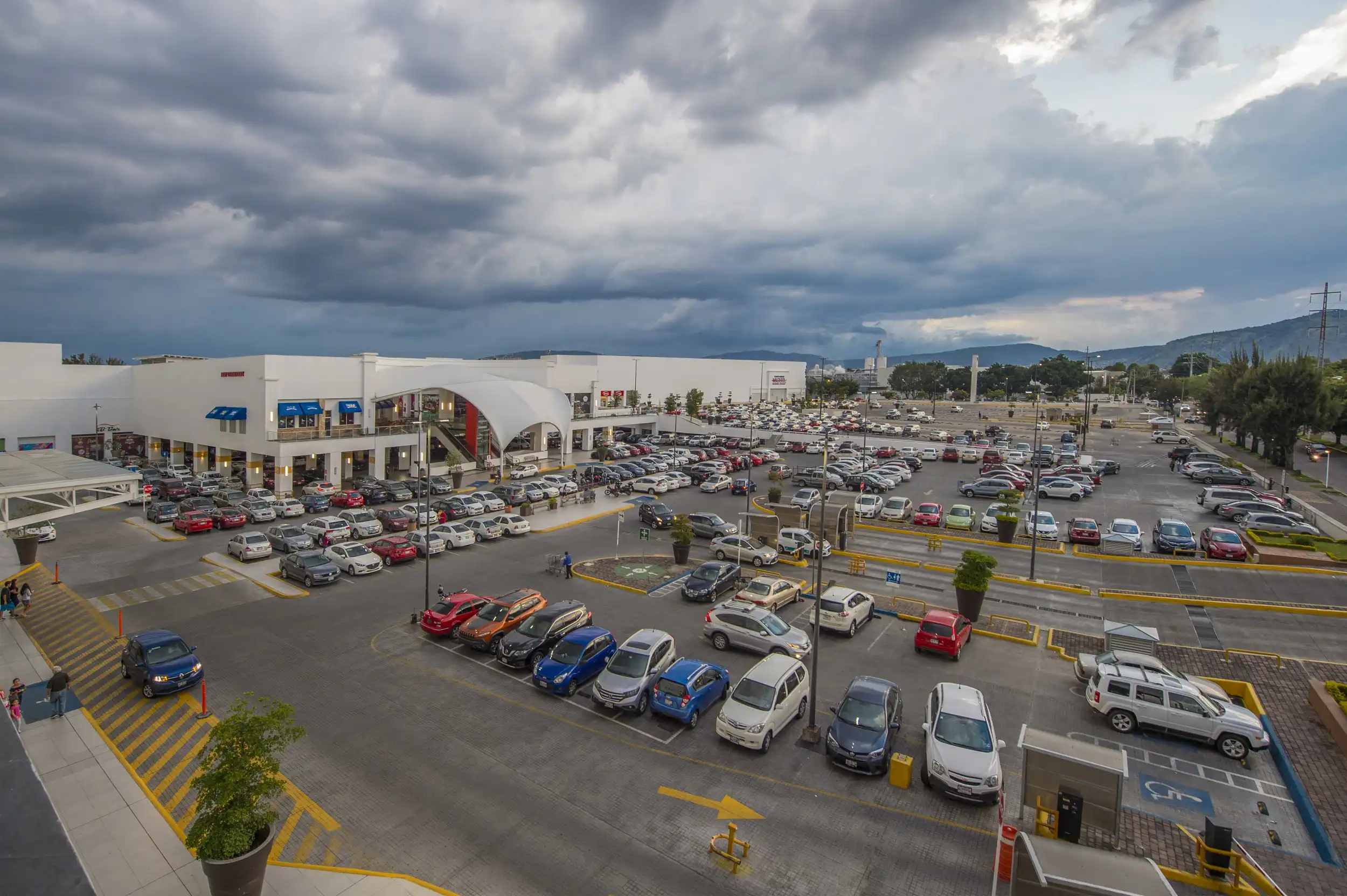 Vista aérea del estacionamiento y entrada de Ciudadela Urban Village